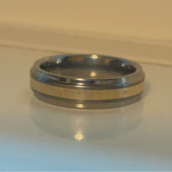 18K Two toned wedding band marked 18K It is engraved with a name. - Picture 7 of 9